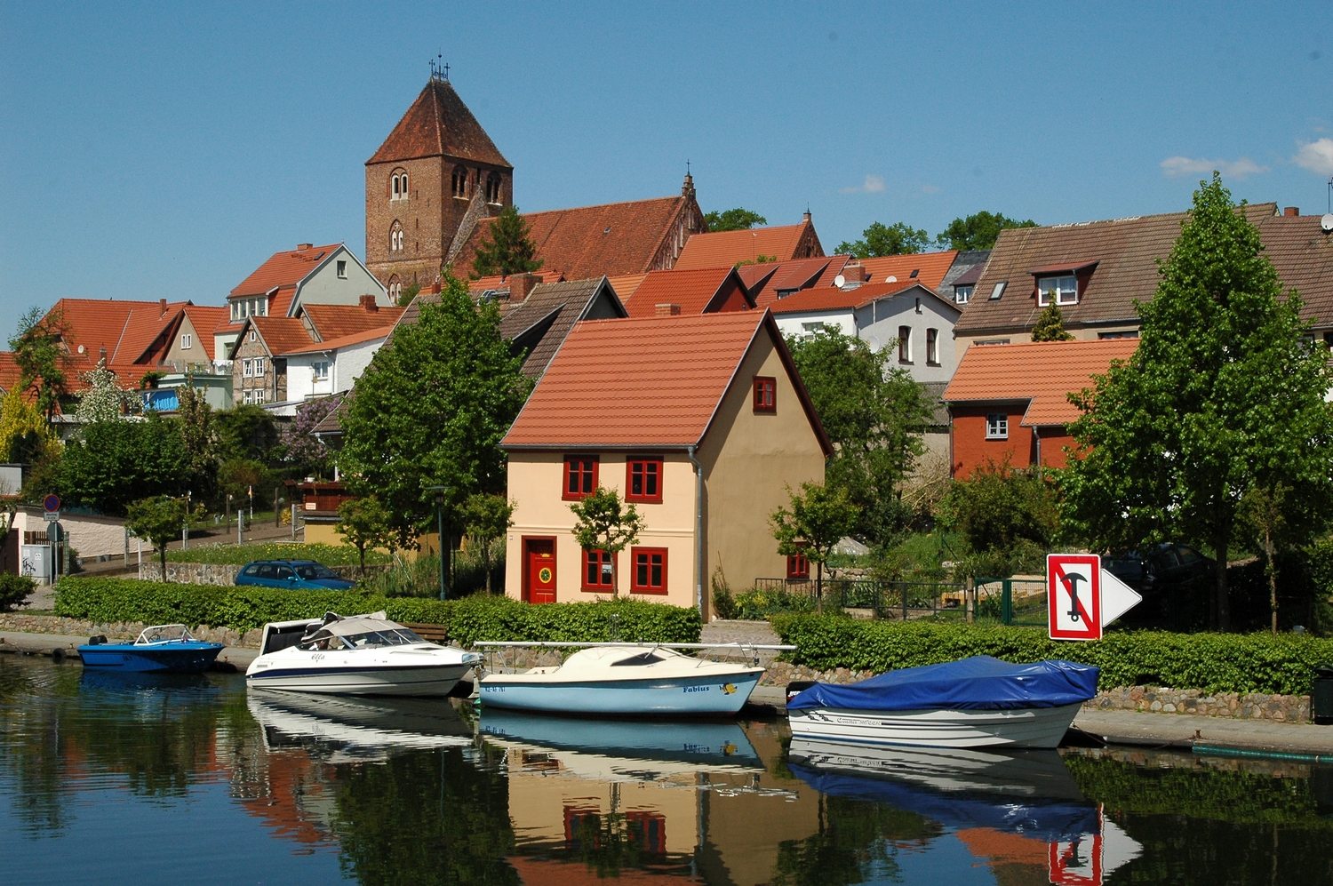 Plau, Boote am Kanal