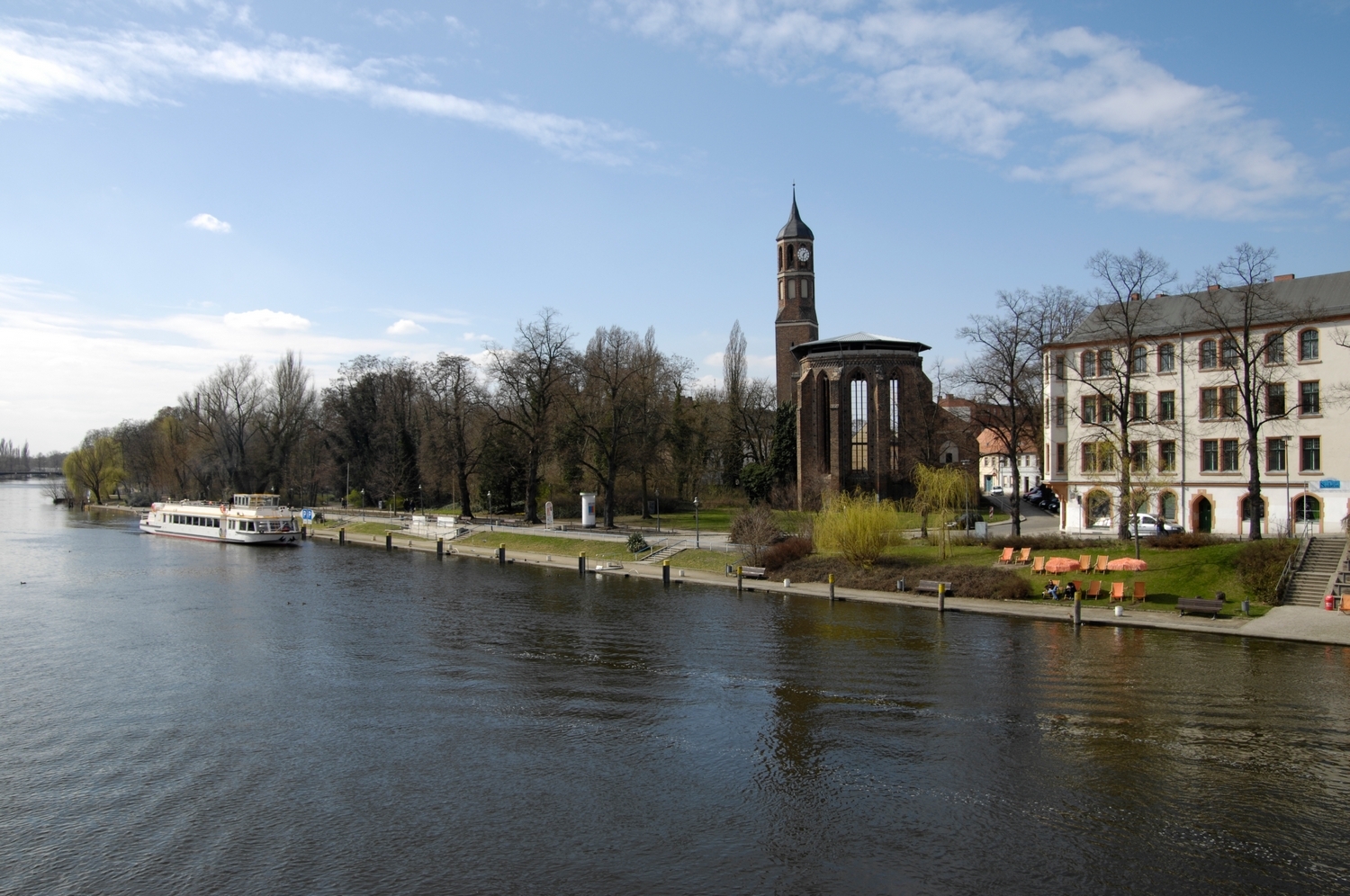 Brandenburg (Stadt), Blick ber den Fluss zur Ruine