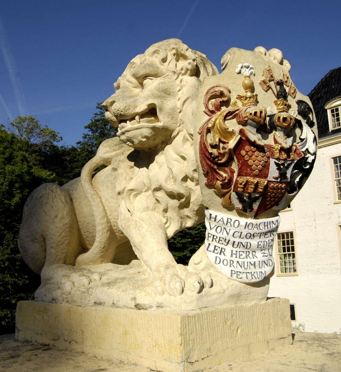 Dornum, Lwe bewacht das Schloss