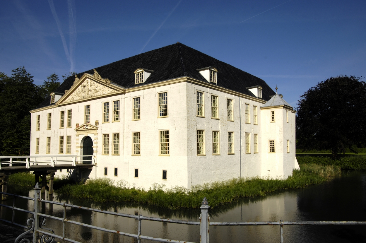 Dornum, Schloss seitlich