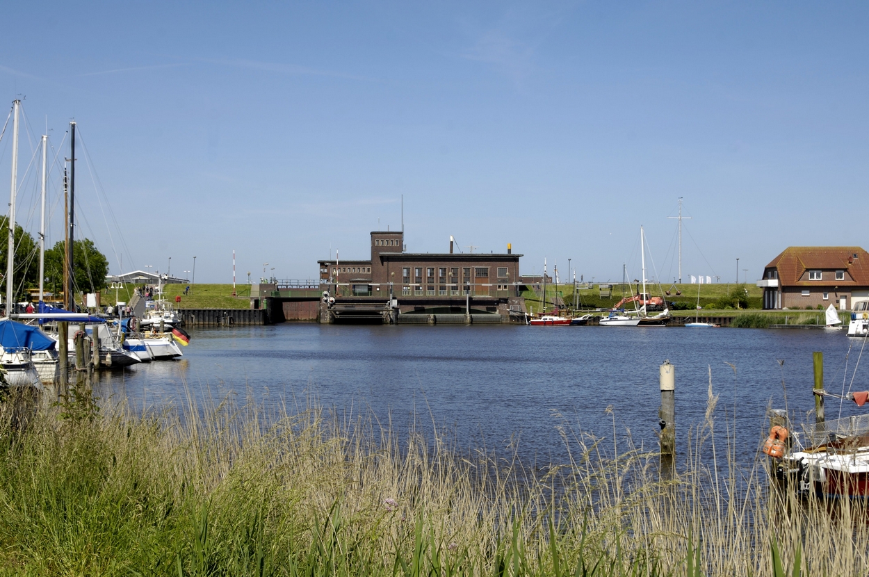 Harlesiel, Yachthafen und Sperrwerk