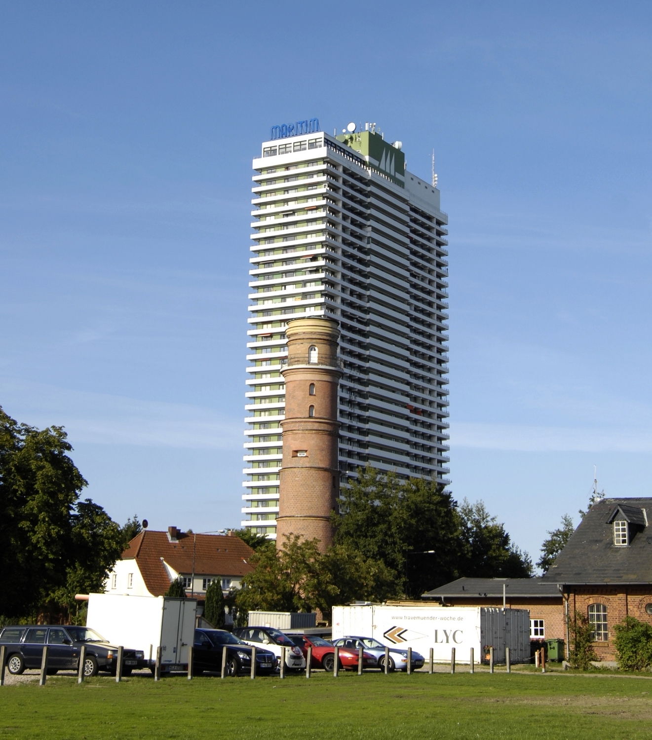 Travemnde, Leuchtturm vor dem Maritim