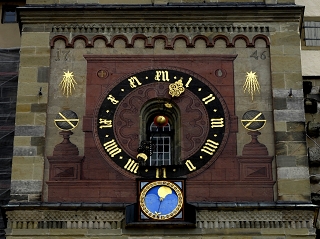 Hall Uhr an Kirche