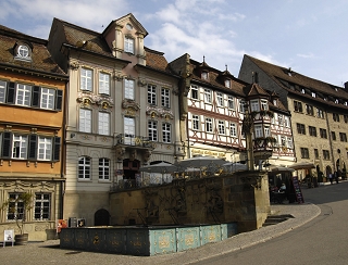 Hall Metallbrunnen auf Platz