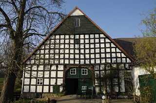 Dnne Fachwerkgiebel oberhalb